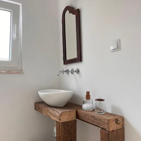 Гостьовий будинок Snug Houseguests