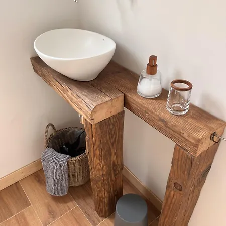 Snug Houseguests 招待所