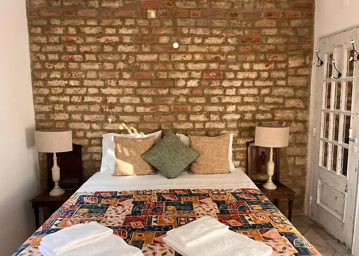 Snug Houseguests Гостьовий будинок 4*