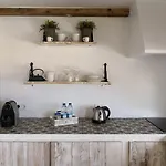 Snug Houseguests Guest house 4*