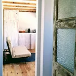 Snug Houseguests Guest house 4*